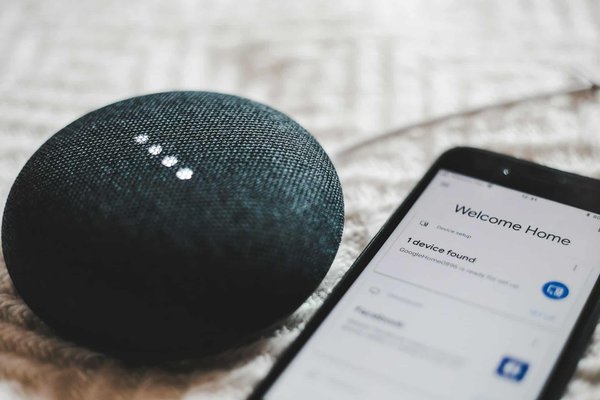 Comment intégrer l'automatisation de la maison avec Google Home pour les personnes âgées?