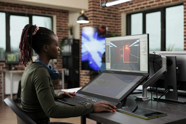 Comment un jeu de gestion sportive peut-il intégrer des éléments de simulation de carrière pour plus de réalisme?